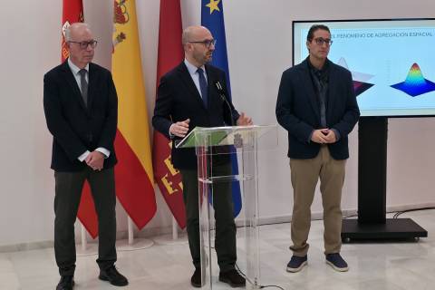 García-Ayllón, junto a concejales del Ayuntamiento de Murcia, presentando el estudio.